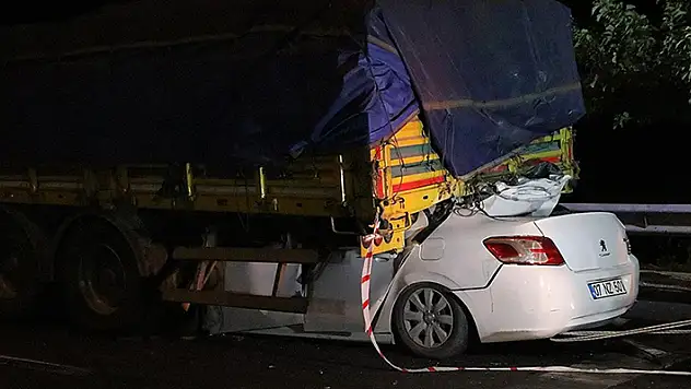 Şanlıurfa'da tıra çarpan otomobildeki 2 kişi hayatını kaybetti
