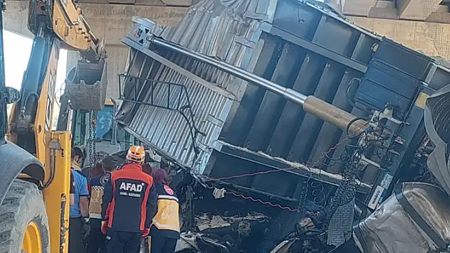 Şanlıurfa'da viyadükten düşen tırdaki 2 kişi öldü

