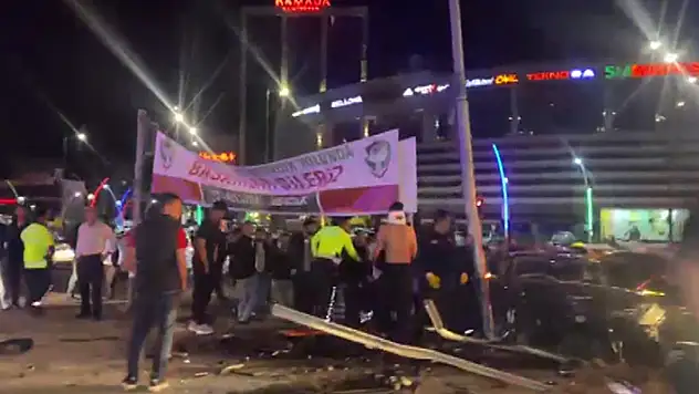 Şanlıurfa kara yolunda otomobiller çarpıştı 10 yaralı