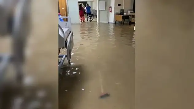 Şanlıurfa sele teslim oldu hastane acil servisini su bastı, okullar tatil edildi

