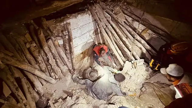 Şanlıurfa'da 2 katlı ev çöktü: 1 kişi enkaz altında kaldı
