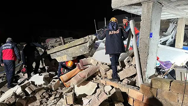 Şanlıurfa'da 2 katlı ev çöktü: 2 ölü, 8 yaralı
