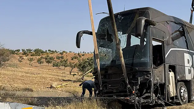 Şanlıurfa'da devrilen yolcu otobüsündeki 30 kişi yaralandı