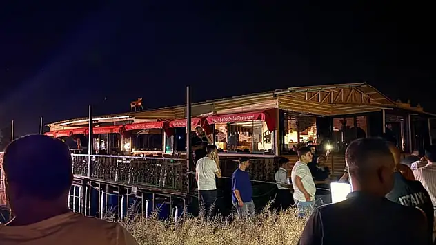 Şanlıurfa'da halatları kopan duba restoran müşterilerle birlikte Fırat Nehri'nde sürüklendi