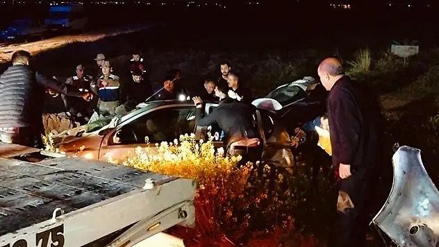 Şanlıurfa'da iki otomobil kafa kafaya çarpıştı: 1 ölü, 7 yaralı
