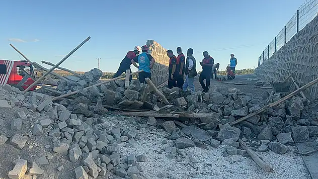 Şanlıurfa'da istinat duvarı çöktü 4 işçi yaralandı
