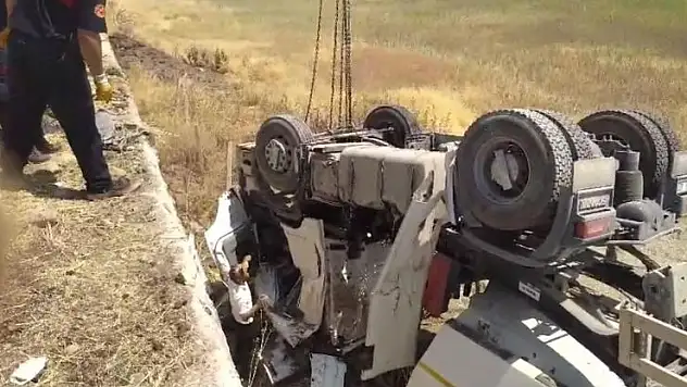 Şanlıurfa'da kum kamyonu şarampole devrildi: 2 yaralı