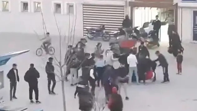 Şanlıurfa'da liselilerin tekmeli-tokatlı kavgası kamerada

