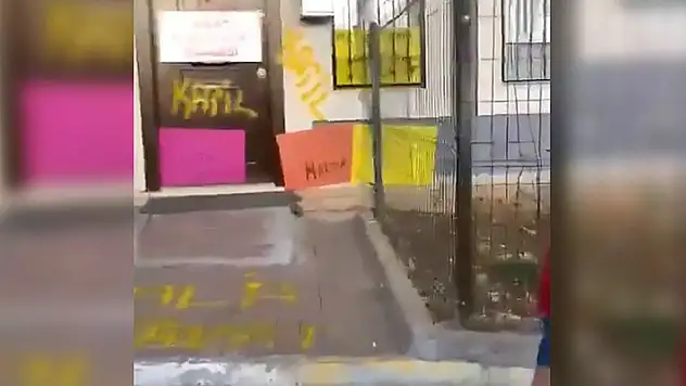 Şanlıurfa'da, muhtarlık kapısına 'Katil' yazan 4 kişi hakkında yakalama kararı çıkarıldı
