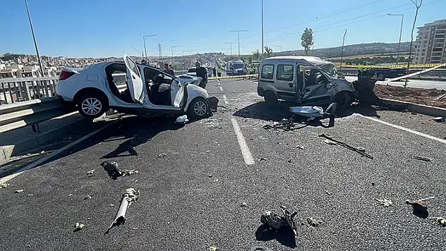 Şanlıurfa'da otomobil ile hafif ticari araç çarpıştı: 3 ölü, 2 yaralı