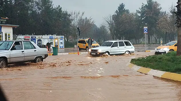 Şanlıurfa'da sağanak yağış etkili oldu

