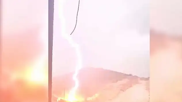 Şanlıurfa'da yıldırım düşme anı kamerada
