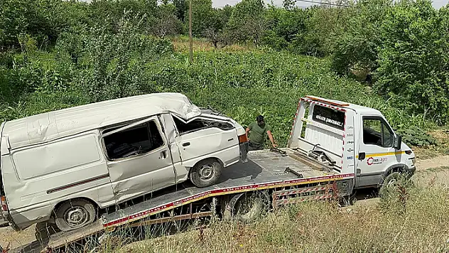 Şarampole devrilen minibüste 3'ü çocuk 5 kişi yaralandı.
