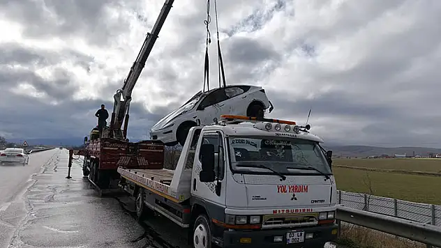Şarampole devrilen Tesla'da 2 kişi yaralandı