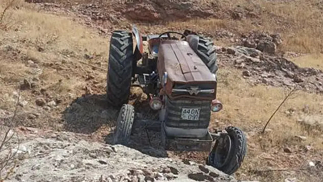 Şarampole devrilen traktörün sürücüsü öldü
