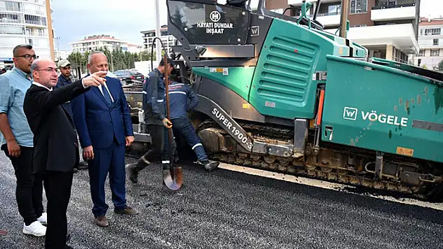 Saray Caddesinde sıcak asfalt çalışmasında 2. etabı tamamladı
