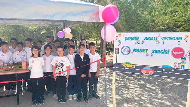 Sarayönü Kaymakamı Çakmak, dereceye giren öğrencileri ödüllendirdi