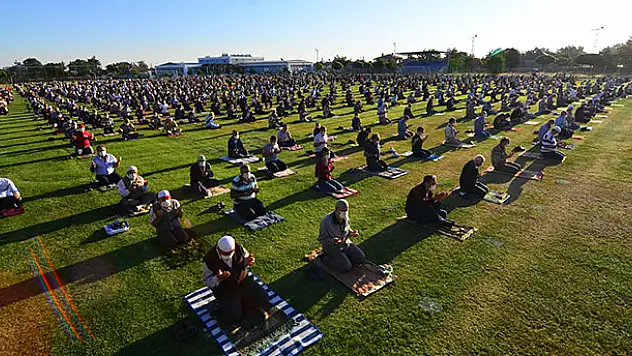 Sarayönü'nde bayram namazı statta kılındı