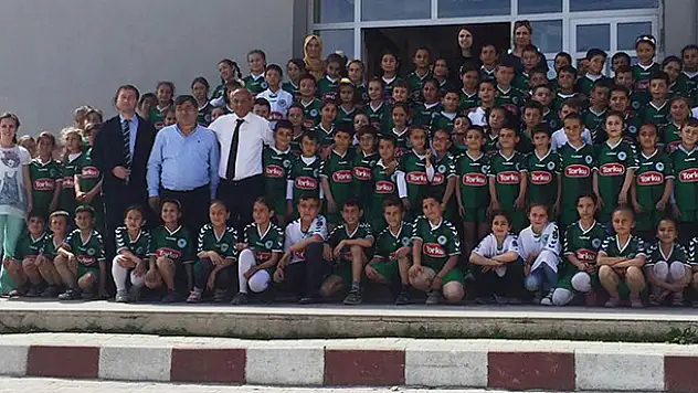 Sarayönü'nde öğrencilere Konyaspor forması