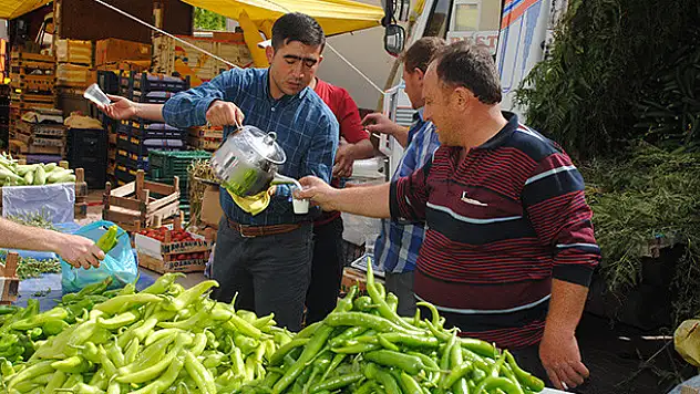 Sarayönü'nde vatandaşlara süt ikramı