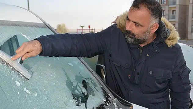 Sarıkamış'ta soğuktan araçların camları dondu