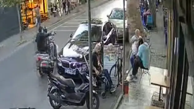 Sarıyer'de, bir kişi dükkanın önünde arkadaşlarıyla otururken silahlı saldırıya uğradı