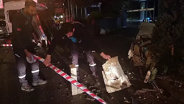 Sarıyer'de doğalgaz kutusuna çarpan otomobil takla attı: 2 yaralı