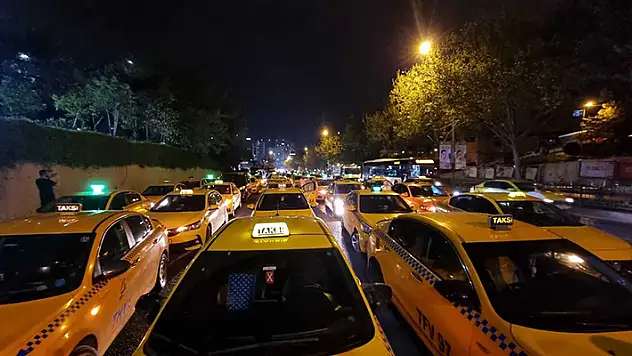Sarıyer'de öldürülen taksicinin cenazesi, yüzlerce meslektaşının katıldığı konvoyla Zincirlikuyu Mezarlığı'na getirildi

