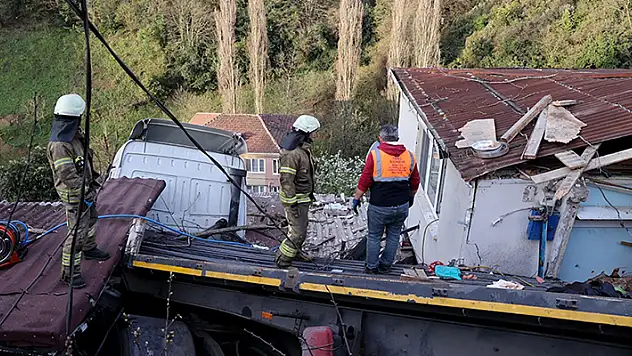 Sarıyer'de tırın gecekondunun üzerine düşmesi sonucu 6 kişi yaralandı
