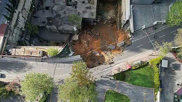 Sarıyer'de yol çöktü: Doğalgaz sıkıştı, patlama oldu