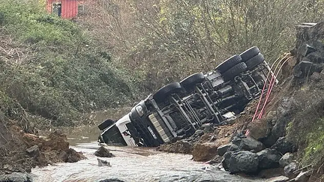 Sarıyer'de yolun çökmesi sonucu pikap ile kamyonet dereye düştü