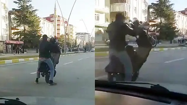 Şarjlı bisikletle tek teker üzerinde tehlikeli yolculuk