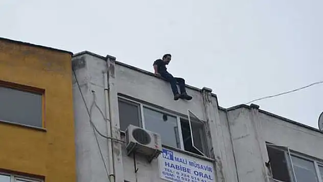 Şarkı söyledikten sonra 6. kattan atladı
