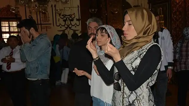 Şarkıcı Burcu Güneş Mevlana Türbesi'nde Dua Etti