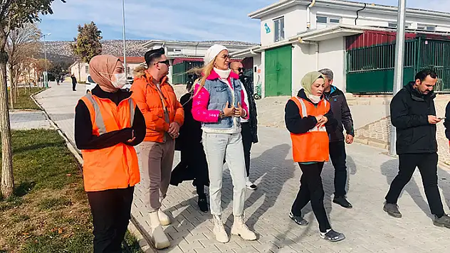 Şarkıcı Tuğba Özay'dan Konya'daki hayvan barınağına ziyaret
