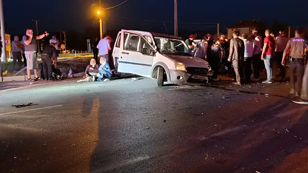Şarkikaraağaç'ta hafif ticari araç ile otomobil çarpıştı: 5 yaralı