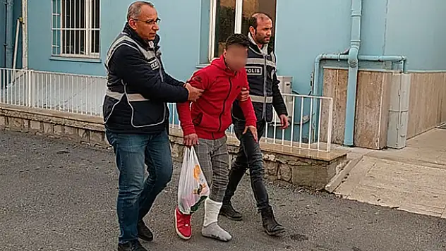 Şaşkın hırsız çelik kasayı ayağına düşürünce yakalandı