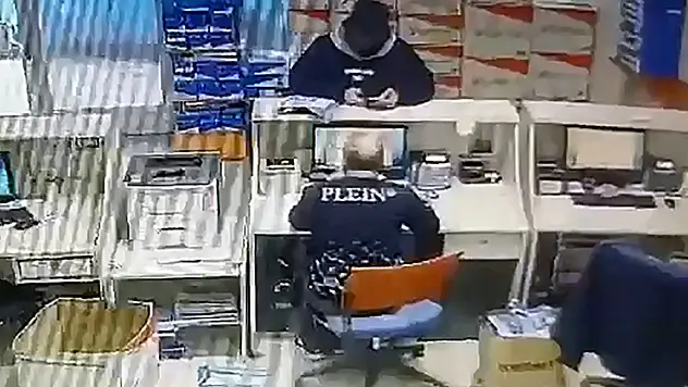 Satın almak için anlaştıkları cep telefonlarını, sahte kimlikle kargo firmasından alarak dolandırdılar