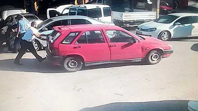 Satıp parasını alamadığı otomobilini iterek kaçırırken güvenlik kamerasına yakalanan Aksaraylı...
