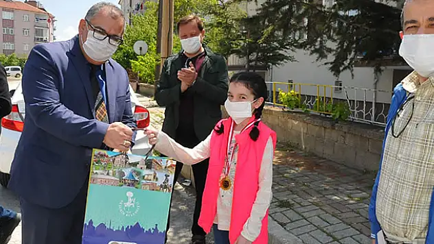 Satranç turnuvasında dereceye giren öğrencilere ödülleri verildi