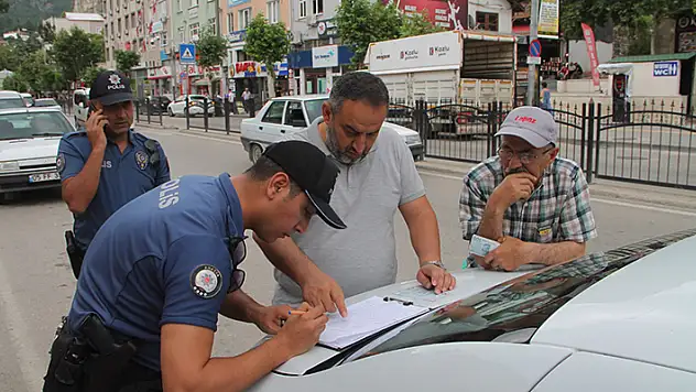 Sattığı kirazın parasını düşürdü, 10 bin TL'yi polisten tutanakla aldı

