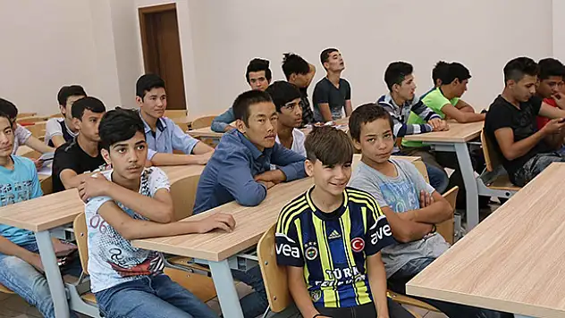 Savaş mağduru çocuklar, Türkçeyi KTO Karatay'da öğreniyor