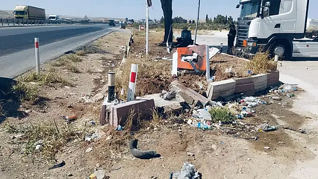 Savrularak yol kenarındaki kaldırıma çarpan motosikletin sürücüsü hayatını kaybetti