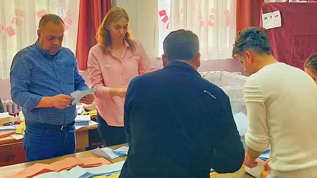 Sayılmayan oylar yanlışlıkla çöpe atılınca muhtar seçilemedi
