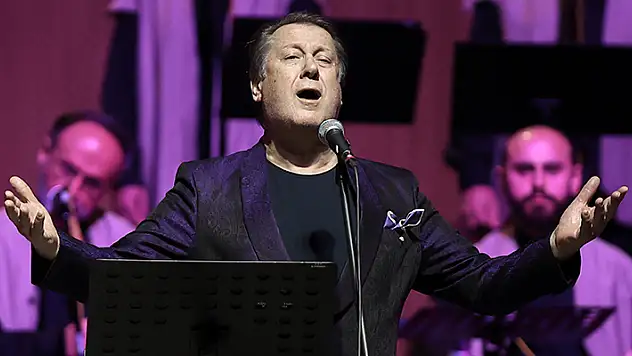 Şeb-i Arus törenlerinin vazgeçilmez sanatçısı Ahmet Özhan, Mevlana'yı anlattı
