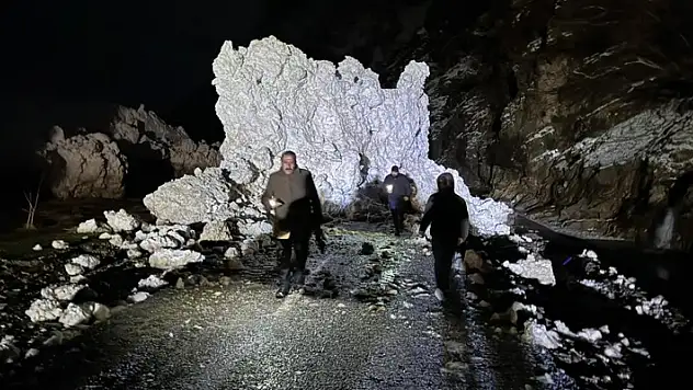 Seçim çalışmasından dönen başkanın konvoyunun önüne çığ düştü
