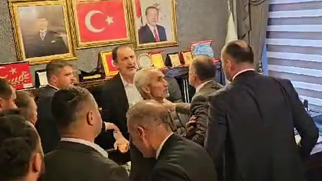 Seçimi kaybeden Yeniden Refahlı başkan, devir- teslimde MHP'li milletvekiline çiçek fırlatıp, küfretti