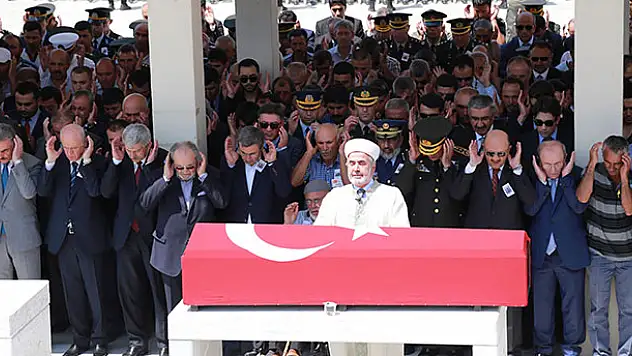 Şehidin 6 kız kardeşi böyle uğurladı!