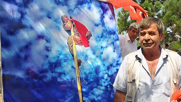 Şehidin bayrak aşkı mezarında ölümsüzleştirildi