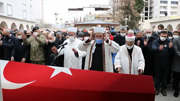 Şehidin cenaze namazını imam ağabeyi kıldırdı

